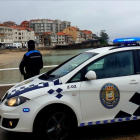 La Policia Local de Poio al port de Raxó.