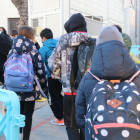 Varios alumnos entrando en la escuela.