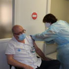 El doctor Llorenç Mairal, director de l'Hospital Joan XXIII rebent la vacuna.