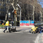 Els sanitaris del SEM atendiendo a un herido.