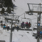 Gente esquiando en Vallter 2000.