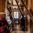 Imatge de l'interior del molí fariner, que conserva tota la maquinària original.