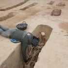 Els arqueòlegs treballant en el desenterrament de cossos a la fossa del Mas de Santa Magdalena de Móra d'Ebre.