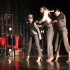Tres ballarins de la companyia La Imperfecta durant un passi de mostra a la Sala Trono.