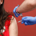 Detall d'una dona rebent una dosi de la vacuna anticovid.