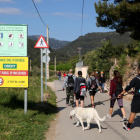 Un grup d'excursionistes caminant al començament de la ruta per la Vall del riu Glorieta a Alcover