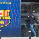 Un agent dels Mossos d'Esquadra entrant a les oficines del FC Barcelona aquest dilluns.
