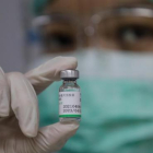 Una sanitaria sostiene un vial de una vacuna china contra la Covid en Tailandia.