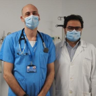 D'esquerra a dreta, els doctors Robert Güerri i Juan Pablo Horcajada.