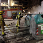 Una dotació dels Bombers apagant uns contenidors cremats a l'avinguda Catalunya de Tarragona.
