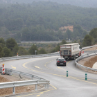 Un camión y un coche circulante por el tramo provisional a causa de las obras del A-27 en Montblanc.