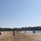 Playa de Salou, el lunes de Pascua, con menos afluencia de bañistas respecto el resto de días de Semana Santa.