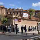 Colas de votantes en el colegio Santa Susana de Madrid.
