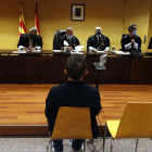 El acusado de abusar sexualmente de una menor en la Bisbal d'Empordà durante el juicio.