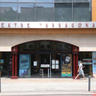 Imagen del exterior del Teatro Tarragona y el acceso al vestíbulo.