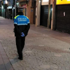 Dos agentes de la Guardia Urbana de Reus paseando por las calles de la ciudad.