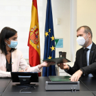 Momento en que Adif y el Puerto de Tarragona intercambian el acuerdo para firmar el protocolo de gestión de mercancías en el complejo ferroportuari de la ciudad de Tarragona.