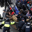 La policia intentant contenir els manifestants pro-Trump a l'exterior de l'edifici del Capitoli dels Estats Units.