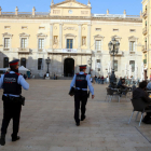 Una patrulla de los Mossos d'Esquadra en la plaza de la Font de Tarragona para hacer tareas de control e información.