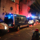 Les furgonetes dels Mossos d'Esquadra a la Rambla de Barcelona, on s'ha produït diversos aldarulls després de la manifestació.