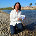 Montse Castellà con su nuevo disco delante del río Ebro a su paso por Tortosa.