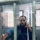 El rapero Pablo Hasel hablando a través de un teléfono en una de las cabinas de visita de la prisión de Ponent