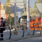 Imatge del vehicle incendiat a l'avinguda d'Andorra de Tarragona.