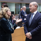 Plano medio de la vicepresidenta económica del gobierno español, Nadia Calviño, el ministro de Finanzas alemán, Olaf Scholz, en una reunión del Eurogrupo.