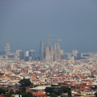 Barcelona amb la Sagrada Família amb boira per pol·lució al fons després que s'hagi declarat l'episodi per alta contaminació per partícules a Catalunya.