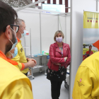 La consejera|consellera de Salud, Alba Vergés, conversando con sanitarios al punto de vacunación masiva del Palau de Deportes Cataluña de Tarragona.