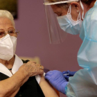 Imatge de la primera dona en vacunar-se contra la Covid-19 a Espanya