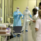 Sanitaris conversan en los pasillos de la UCI del Hospital de Mataró durante la pandemia.