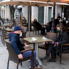 Clients esmorzant en una terrassa de la Rambla de Girona.
