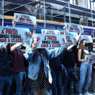 Carteles durante una manifestación en el centro de Barcelona para protestar porque un grupo de estudiantes están encausados por|para desórdenes durante una huelga del 2017 donde pedían la rebaja de tasas universitarias