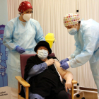 Imagen de las enfermeras vacunando a una residente.