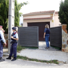 Diversos agents dels Mossos d'Esquadra davant la casa del Vendrell on es va produir l'homicidi, el 13 d'octubre de 2018.