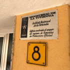 Pla detall d'una de les plaques franquistes retirades en un immobles de Sant Carles de la Ràpita.