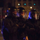 Tres antidisturbios de los Mossos con pistolas de foam en el centro de Barcelona.