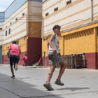 Menors fugint de la nau on estaven confinats a Ceuta.