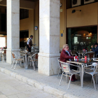 Plano general de la terraza del bar La Tertúlia de Tortosa con algunos clientes.