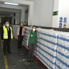 Eusebio Alonso, president del Banc dels Aliments, amb representants de Mercadona durant l'entrega dels 13.500 litres de llet.
