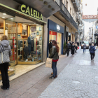 Alguns compradors, ahir al migdia, al carrer Monterols de Reus.