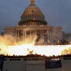 Explosión causada por una munición policial mientras los partidarios del presidente de los Estados Unidos, Donald Trump, se reúnen delante del edificio del Capitolio.