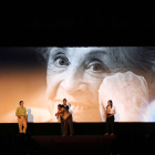 Ballarins actuant a l'escenari del FIC-CAT amb la imatge de Montserrat Carulla a la pantalla, durant l'homenatge a l'actriu.