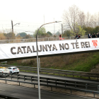 Protesta d'ANC i Òmnium amb una pancarta contra Felip VI, a l'Ap-7 a l'alçada de Martorell.