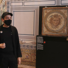 El artista Jordi Abelló, durante la presentación del vídeo al lado del mosaico de Medusa.