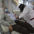 Pau Ricomà durante la donación de sangre en el hospital tarraconense.