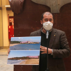 Pla mitjà del conseller de Territori de Tarragona, Xavier Puig, mostrant dos dissenys de com podria quedar la Savinosa si tirés endavant el projecte aprovat per la Diputació.