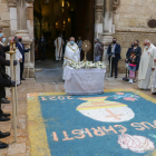 El Santíssim expuesto en el exterior de la Prioral sobre la alfombra de Corpus.