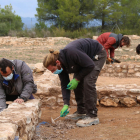 Arqueòlegs treballant en la consolidació de les restes de cases excavades al Castellet de Banyoles.